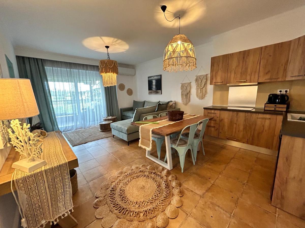 Calliopes By The Sea Boutique Suites Paralia Dionysiou Ngoại thất bức ảnh