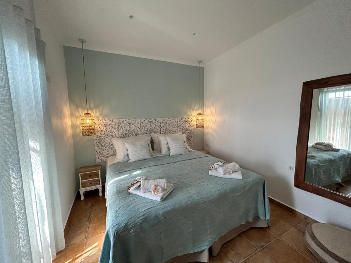 Calliopes By The Sea Boutique Suites Paralia Dionysiou Ngoại thất bức ảnh