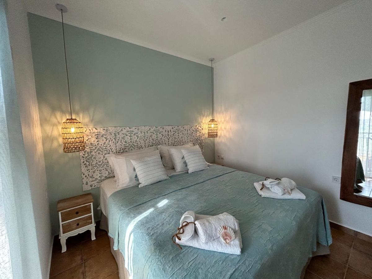 Calliopes By The Sea Boutique Suites Paralia Dionysiou Ngoại thất bức ảnh