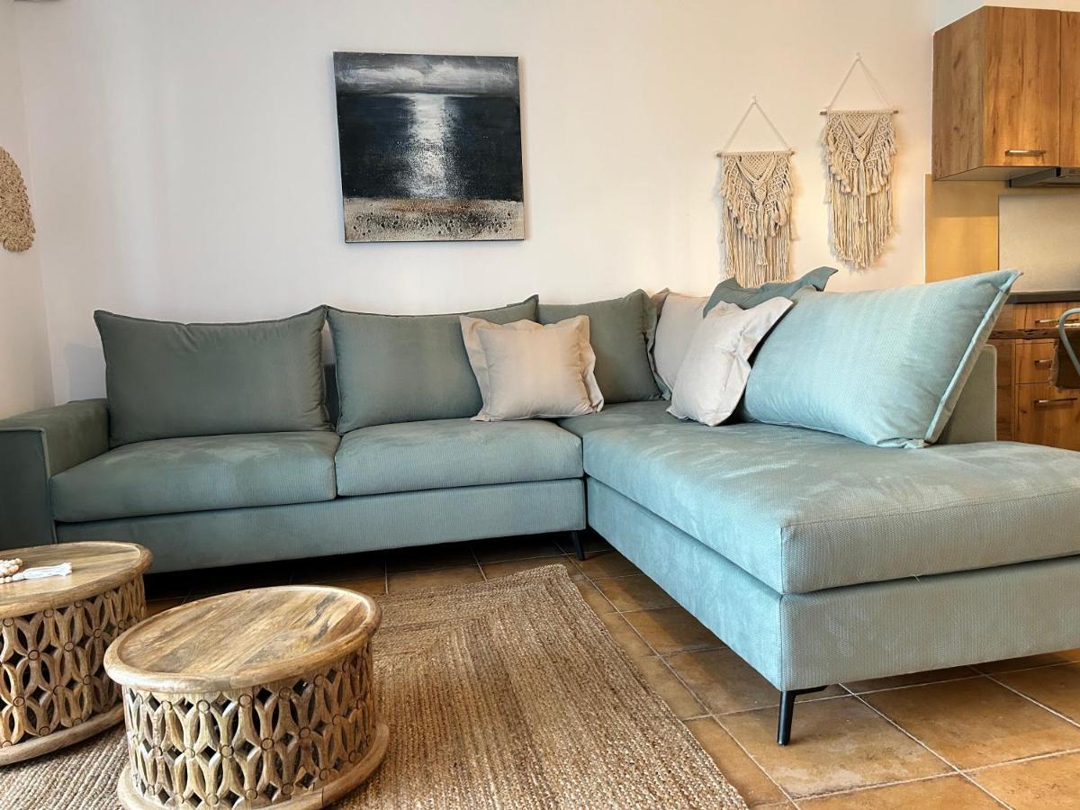 Calliopes By The Sea Boutique Suites Paralia Dionysiou Ngoại thất bức ảnh