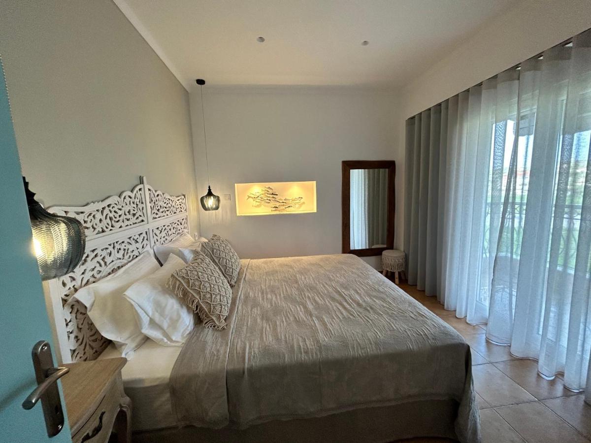 Calliopes By The Sea Boutique Suites Paralia Dionysiou Ngoại thất bức ảnh